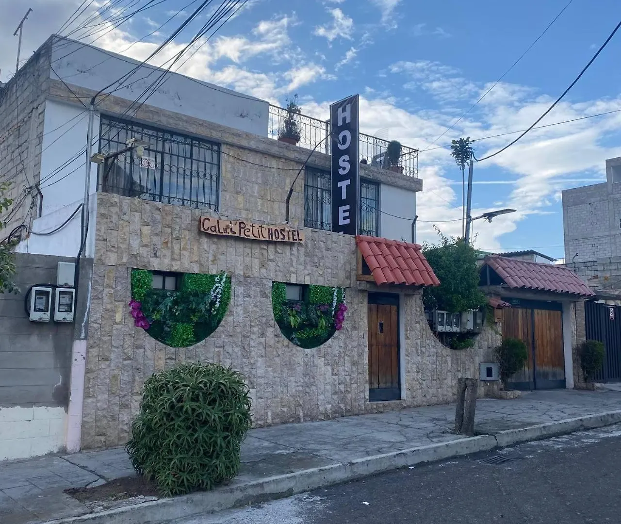 Calu L' Petit Hostel كويتو بيت ضيافة